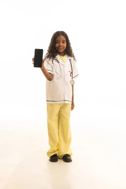 عرض شاشه سوداء فارغه عبر الهاتف المحمول، تلبية مطالب الرعاية الصحية عن بعد باستخدام التكنولوجيا، متابعه البرامج التوعويه الصحيه،  بورتريه لفتاه عربية خليجية سعودية  ترتدي اللباس الابيض الطبي خلفية بيضاء