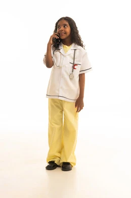 تلبية مطالب الرعاية الصحية عن بعد باستخدام التكنولوجيا، متابعه البرامج التوعويه الصحيه،  بورتريه لفتاه عربية خليجية سعودية  ترتدي اللباس الابيض الطبي تقوم بعرض شاشه سوداء فارغه عبر الهاتف المحمول، خلفية بيضاء