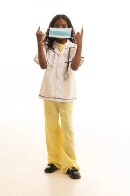 الوعي الصحي و تجنب إنتشار العدوى ، إتباع إجراءات الوقاية و السلامة من فايروس كورونا ، بورتريه لطفلة عربية خليجية سعودية مبتسمة ترتدي المعطف الطبي الخاص بمهنة الطب ا،  مهن مستقبلية مهمة  ،