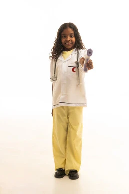 إتباع إجراءات الوقاية و السلامة من فايروس كورونا ، بورتريه لطفلة عربية خليجية سعودية مبتسمة ترتدي المعطف الطبي الخاص بمهنة الطب ، تحمل بيدها مقياس الحرارة الرقمي بالأشعة تحت الحمراء لقياس درجة الحرارة ،الوعي الصحي و تجنب إنتشار العدوى ، مهن مستقبلية مهمة ،