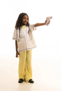 إتباع إجراءات الوقاية و السلامة من فايروس كورونا ، بورتريه لطفلة عربية خليجية سعودية مبتسمة ترتدي المعطف الطبي الخاص بمهنة الطب ، تحمل بيدها مقياس الحرارة الرقمي بالأشعة تحت الحمراء لقياس درجة الحرارة ،الوعي الصحي و تجنب إنتشار العدوى ، مهن مستقبلية مهمة ،