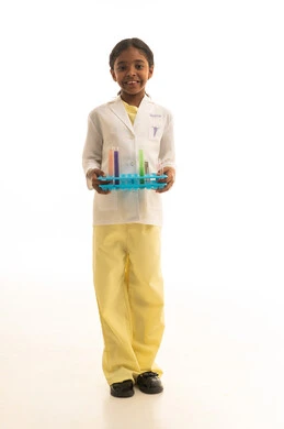 أمنية الحصول على مهنة الباحثة الكيميائية، اجراء تجارب وتفاعلات كيميائيه حيويه، بورتريه لفتاة عربية خليجية سعودية ترتدي المعطف وتحمل انابيب الاختبار، بنت سعودية تقوم بأبحاث علمية في معمل الكيمياء، تحديد المهنة المستقبلية منذ الصغر، الطول الكامل للجسم، خلفية بيضاء