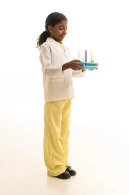 اجراء تجارب وتفاعلات كيميائيه حيويه،أمنية الحصول على مهنة الباحثة الكيميائية،  بورتريه لفتاة عربية خليجية سعودية ترتدي المعطف وتحمل انابيب الاختبار، بنت سعودية تقوم بأبحاث علمية في معمل الكيمياء، تحديد المهنة المستقبلية منذ الصغر، الطول الكامل للجسم، خلفية بيضاء