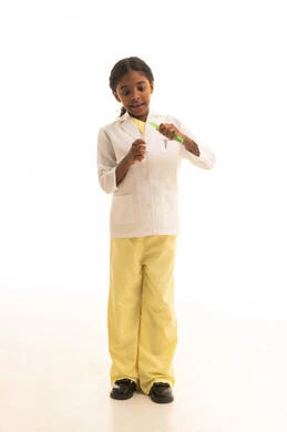 تجارب و أبحاث علمية مخبرية ، بورتريه لطفلة عربية خليجية سعودية سعيدة ترتدي المعطف الطبي الأبيض ، تقوم بعرض أنابيب إختبار التفاعلات الكيميائية ، إجراء التحاليل الطبية ، مختبر و معمل الكيمياء ، مهن مستقبلية ، خلفية بيضاء