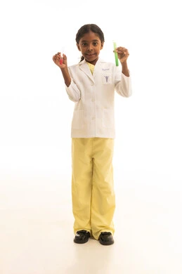 تجارب و أبحاث علمية مخبرية ، بورتريه لطفلة عربية خليجية سعودية سعيدة ترتدي المعطف الطبي الأبيض ، تقوم بعرض أنابيب إختبار التفاعلات الكيميائية ، إجراء التحاليل الطبية ، مختبر و معمل الكيمياء ، مهن مستقبلية ، خلفية بيضاء