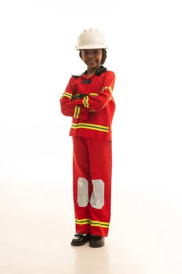 الوقوف باستقامة والايدي متقاطعة ، مهنة رجل الإطفاء والدفاع المدني,،السعي وراء الاحلام من أجل تحقيقها,  بورتريه لطفلة عربية خليجية سعودية ترتدي خوذة و سترة حماية خاصة برجال الإطفاء وحذاء خاص مقاوم للنيران ، خلفية بيضاء
