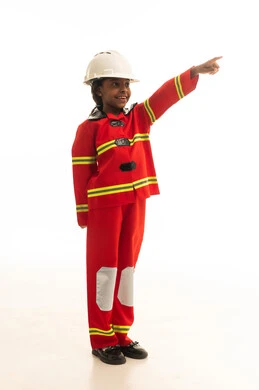 الاشارة الى شيء ما ، مهنة رجل الإطفاء والدفاع المدني,،السعي وراء الاحلام من أجل تحقيقها,  بورتريه لطفلة عربية خليجية سعودية ترتدي خوذة و سترة حماية خاصة برجال الإطفاء وحذاء خاص مقاوم للنيران ، خلفية بيضاء