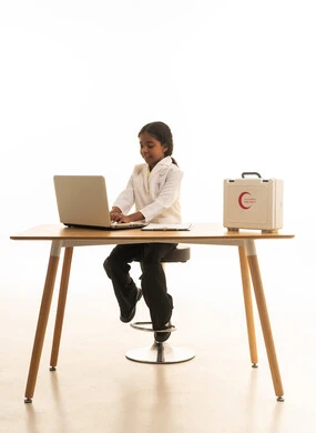 دمج التكنولوجيا الحديثة في المجال الطبي، حقيبة الإسعافات الأولية، بورتريه مقرب لطفلة عربية سعودية خليجية ترتدي زي الطبيبة تقوم بتدوين ملاحظات المرضى، مهن ووظائف مستقبلية، خلفية بيضاء