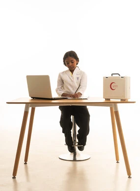 دمج التكنولوجيا الحديثة في المجال الطبي، حقيبة الإسعافات الأولية، بورتريه مقرب لطفلة عربية سعودية خليجية ترتدي زي الطبيبة تقوم بتدوين ملاحظات المرضى، مهن ووظائف مستقبلية، خلفية بيضاء