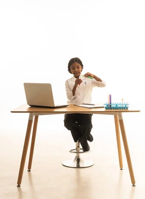 بإجراء تحاليل طبية كيميائية بأنابيب إختبار التفاعلات الكيميائية ،بورتريه لطفلة عربية خليجية سعودية سعيدة ترتدي المعطف الطبي الأبيض ،  التحاليل الطبية ، تجارب و أبحاث علمية مخبرية ، المختبر الطبي و معمل الكيمياء ، مهن مستقبلية مهمة ، خلفية بيضاء