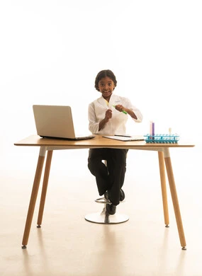 بإجراء تحاليل طبية كيميائية بأنابيب إختبار التفاعلات الكيميائية ،بورتريه لطفلة عربية خليجية سعودية سعيدة ترتدي المعطف الطبي الأبيض ،  التحاليل الطبية ، تجارب و أبحاث علمية مخبرية ، المختبر الطبي و معمل الكيمياء ، مهن مستقبلية مهمة ، خلفية بيضاء