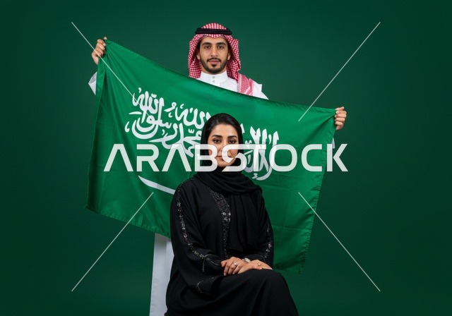 مناسبات واحتفالات وطنية في المملكة العربية السعودية، الاعتزاز والفخر بالانتماء للوطن، زوجان عربيان خليجيان سعوديان يحتفلان باليوم الوطني السعودي 23 سبتمبر، يوم العلم 11 مارس