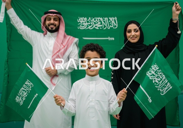 الاعتزاز والفخر بالانتماء للوطن، مناسبات واحتفالات وطنية في المملكة العربية السعودية، بورتريه لعائلة عربية خليجية سعودية تحتفل باليوم الوطني السعودي 23 سبتمبر، يوم العلم 11 مارس، خلفية خضراء