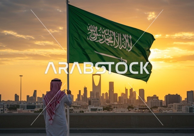 غروب الشمس فوق المدينة، الاعتزاز والفخر بالانتماء للوطن، مناسبات واحتفالات وطنية في المملكة العربية السعودية، رجل عربي خليجي سعودي يرتدي الشماغ والثوب التقليدي يرفعالعلم وسط الطريق، اليوم الوطني السعودي 23 سبتمبر، يوم العلم 11 مارس