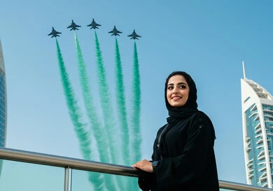  مشاهدة العرض الجوي للطائرات في احتفالات العيد الوطني، اليوم الوطني السعودي 23 سبتمبر، إمرأة عربية خليجية سعودية تشاهد تحليق الطيران الحربي في سماء المملكة العربية السعودية في ذكرى يوم العلم 11 مارس، تزيين السماء بدخان ملون 