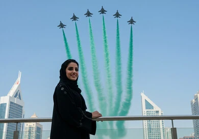  مشاهدة العرض الجوي للطائرات في احتفالات العيد الوطني، اليوم الوطني السعودي 23 سبتمبر، إمرأة عربية خليجية سعودية تشاهد تحليق الطيران الحربي في سماء المملكة العربية السعودية في ذكرى يوم العلم 11 مارس، تزيين السماء بدخان ملون 