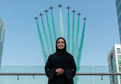  مشاهدة العرض الجوي للطائرات في احتفالات العيد الوطني، اليوم الوطني السعودي 23 سبتمبر، إمرأة عربية خليجية سعودية تشاهد تحليق الطيران الحربي في سماء المملكة العربية السعودية في ذكرى يوم العلم 11 مارس، تزيين السماء بدخان ملون 