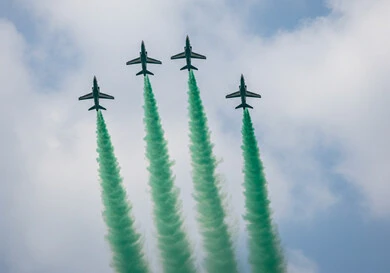  العرض الجوي للطائرات في احتفالات العيد الوطني، اليوم الوطني السعودي 23 سبتمبر، تحليق الطيران الحربي في سماء المملكة العربية السعودية في ذكرى يوم العلم 11 مارس، تزيين السماء بدخان ملون 