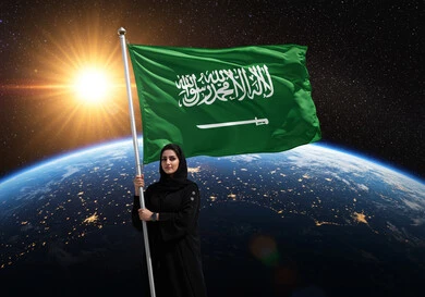 اليوم الوطني السعودي 23 سبتمبر، سيدة خليجية عربية سعودية مبتسمة ترتدي العباءة والحجاب وتحمل علم السعودية، مفهوم  حب الوطن، الإحتفال بذكرى توحيد المملكة، يوم العلم 11 مارس، خلفية الكرة الارضية في الفضاء الخارجي