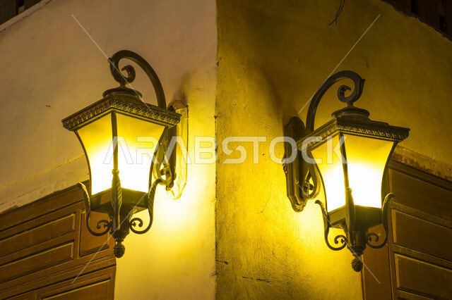 مصباح مضيء معلق على الحائط ، مصباح قديم الطراز مصنوعة من النحاس ، لمبة حائط ، مصباح حائط