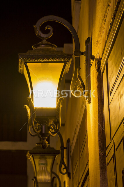 مصباح مضيء معلق على الحائط ، مصباح قديم الطراز مصنوعة من النحاس ، لمبة حائط ، مصباح حائط