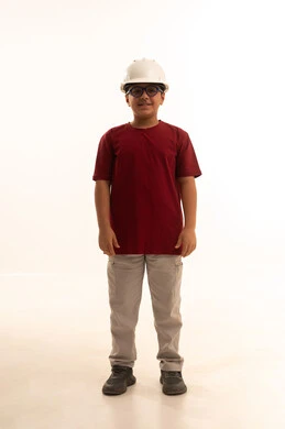 تعريف الاولاد على مفهوم الهندسة والمهن المستقبلية، دمج التعليم باللعب، بورتريه لفتى عربي خليجي سعودي مبتسم يرتدي الزي الكاجوال وخوذة الوقاية الخاصة بالعمل، النظر إلى الكاميرا بإيماءات السرور والسعادة، مهنة ووظيفة هندسية، الجسم بالطول الكامل، خلفية بيضاء