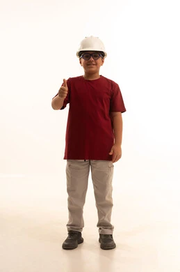 رفع الابهام دليل الاعجاب، تعريف الاولاد على مفهوم الهندسة والمهن المستقبلية، بورتريه لفتى عربي خليجي سعودي مبتسم يرتدي الزي الكاجوال وخوذة الوقاية الخاصة بالعمل، النظر إلى الكاميرا بإيماءات السرور والسعادة، مهنة ووظيفة هندسية، الجسم بالطول الكامل، خلفية بيضاء