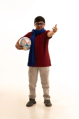 الحماس والتفاعل مع المنتخب، إيماءات الخسارة والفشل، بورتريه لولد عربي خليجي سعودي يرتدي الزي الكاجوال سروال وفانيلا حمراء يضع الوشاح يحمل بيده كرة القدم، أنديه رياضية مختلفة، متابعة مباراة كأس العالم, الجسم بالطول الكامل، خلفية بيضاء