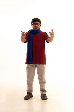 التفاجؤ من شيء ما، الشعور بالدهشة والصدمة والذهول, بورتريه  لولد عربي خليجي سعودي مبتسم يرتدي الزي الكاجوال سروال وفانيلا حمراء ينظر الى الكاميرا ينظر الى الكاميرا يرفع يديه بإيماءات التعجب والغضب, وشاح رقبة أزرق، الشعور بالسعادة والقوة، خلفية بيضاء