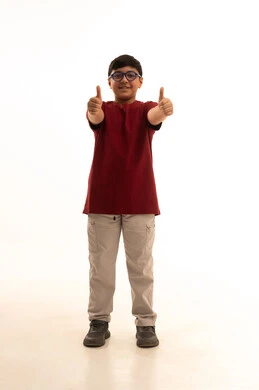 ايماءات الرضى والقبول، مفهوم الاعجاب والتقييم الايجابي، الاهتمام بالأناقة والمظهر الخارجي، بورتريه لولد عربي خليجي سعودي يرتدي الزي الكاجوال سروال وفانيلا حمراء يرفع اصبع الابهام بتعابير السرور والسعادة، الجسم بالطول الكامل، خلفية بيضاء