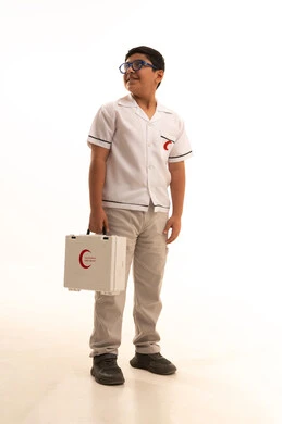 النظر لشيء ما في الاعلى، النظر الى الكاميرا بتعابير الشغف لتحقيق حلم التمريض، تقديم الرعاية والخدمات الصحية، بورتريه لفتى عربي خليجي سعودي مبتسم يرتدي المعطف الأبيض يقف ويحمل حقيبة الاسعافات الأولية، اختيار وتحديد المهنة المستقبلية منذ الصغر، خلفية بيضاء