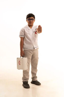 رفع كف اليد بهدف التوقف والنهي، النظر الى الكاميرا بتعابير الشغف لتحقيق حلم التمريض، تقديم الرعاية والخدمات الصحية، بورتريه لفتى عربي خليجي سعودي مبتسم يرتدي المعطف الأبيض يقف ويحمل حقيبة الاسعافات الأولية، اختيار وتحديد المهنة المستقبلية منذ الصغر، خلفية بيضاء