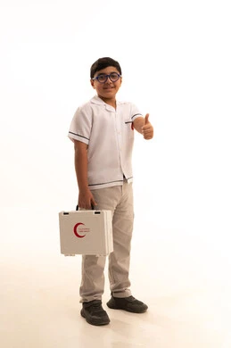 رفع اصبع الابهام دليل الاعجاب، النظر الى الكاميرا بتعابير الشغف لتحقيق حلم التمريض، تقديم الرعاية والخدمات الصحية، بورتريه لفتى عربي خليجي سعودي مبتسم يرتدي المعطف الأبيض يقف ويحمل حقيبة الاسعافات الأولية، اختيار وتحديد المهنة المستقبلية منذ الصغر، خلفية بيضاء