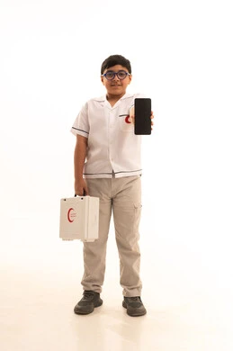 خلفية شاشة سوداء على هاتف محمول، النظر الى الكاميرا بتعابير الشغف لتحقيق حلم التمريض، تقديم الرعاية والخدمات الصحية، بورتريه لفتى عربي خليجي سعودي مبتسم يرتدي المعطف الأبيض يقف ويحمل حقيبة الاسعافات الأولية، اختيار وتحديد المهنة المستقبلية منذ الصغر، خلفية بيضاء