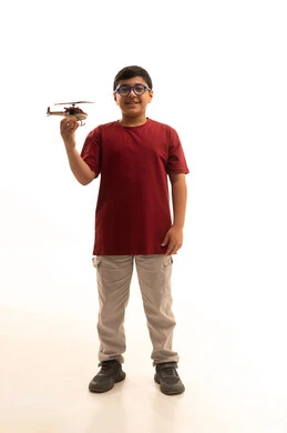 رحلات جوية سياحية,مفهوم السياحه و السفر، خطوط الطيران السعودية, بورتريه لولد سعودي  يرتدي الزي الكاجوال يقف باستقامة ينظر الى  الكاميرا  بتعابير السعادة والسرور، الجسم بالطول الكامل، خلفية بيضاء