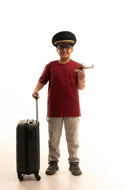 رحلات جوية سياحية,مفهوم السياحه و السفر، خطوط الطيران السعودية, بورتريه لولد سعودي  يرتدي الزي الكاجوال يقف باستقامة ينظر الى  الكاميرا  بتعابير السعادة والسرور، الجسم بالطول الكامل، خلفية بيضاء