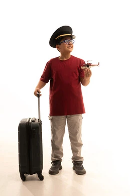 مفهوم السياحه و السفر، رحلات جوية سياحية, خطوط الطيران السعودية, بورتريه لولد سعودي  يرتدي الزي الكاجوال يقف باستقامة ينظر الى  شيء ما بتعابير السعادة والسرور، الجسم بالطول الكامل، خلفية بيضاء