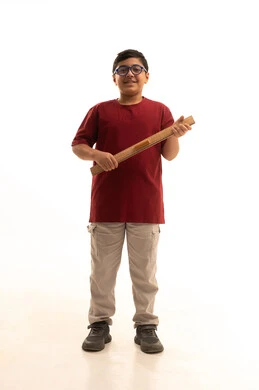 قياس المسافات ورسم الخطوط المستقيمة بالمسطرة الخشبية، أهمية التعليم في بناء مستقبل مشرق للمجتمع سعودي ،  بورتريه لطالب ابتدائي عربي خليجي سعودي يرتدي الزي الكاجوال  بايماءات العادة و السرور ، صورة الجسم بالطول الكامل، خلفية بيضاء