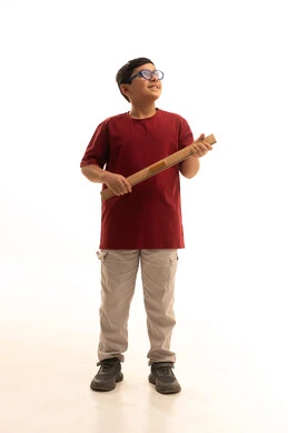 أهمية التعليم في بناء مستقبل مشرق للمجتمع سعودي ، قياس المسافات ورسم الخطوط المستقيمة بالمسطرة الخشبية، بورتريه لطالب ابتدائي عربي خليجي سعودي يرتدي الزي الكاجوال  بايماءات العادة و السرور ، صورة الجسم بالطول الكامل، خلفية بيضاء