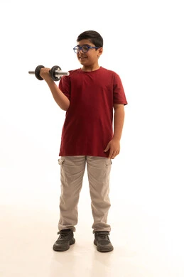 رفع الأوزان الثقيلة, الرياضة واللياقة, بورتريه لولد عربي خليجي سعودي يرتدي الزي الكاجوال يحمل بيده الأوزان الثقيلة الحديدية ( الدمبلز) , هواية ممارسة الرياضة, انشطة رياضية ترفيهية للأطفال, الجسم بالطول الكامل, خلفية بيضاء