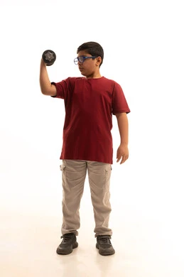 رفع الأوزان الثقيلة, الرياضة واللياقة, بورتريه لولد عربي خليجي سعودي يرتدي الزي الكاجوال يحمل بيده الأوزان الثقيلة الحديدية ( الدمبلز) , هواية ممارسة الرياضة, انشطة رياضية ترفيهية للأطفال, الجسم بالطول الكامل, خلفية بيضاء