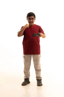 ايماءات الفوز والانتصار، تجربة مثيرة في الأجهزة الحديثة الالكترونية، نشاطات ترفيهية ممتعة، التفاعل والاندماج مع ألعاب البلايستيشن, بورتريه لولد عربي خليجي سعودي يرتدي الزي الكاجوال والنظارة الطبية يحمل بيده عصا التحكم، الجسم بالطول الكامل، خلفية بيضاء