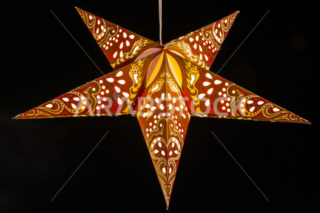 زينة رمضان مصورة على خلفية سوداء  ، أجواء رمضانية ، زينة رمضانية على شكل نجمة ملونة ، شهر رمضان