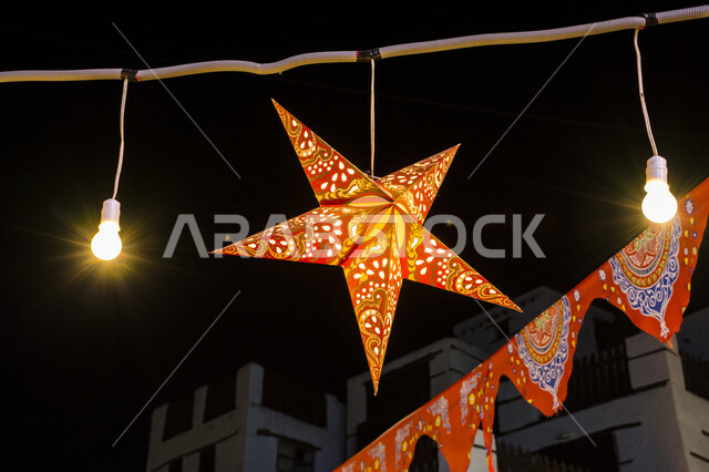 صورة لزينة رمضان المعلقة ، مصابيح مضيئة معلقة في وضع الليل ، أجواء رمضانية جميلة ، شهر رمضان