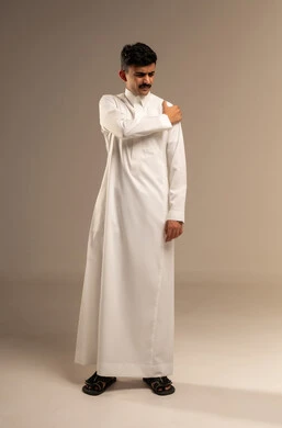 التهاب العضلات والمفاصل، الإحساس بالتعب والإرهاق, إيماءات الألم في الأكتاف، بورتريه لرجل عربي خليجي سعودي يرتدي الزي التقليدي يضع يده على كتفه بتعابير الوجع، خلفية رمادية