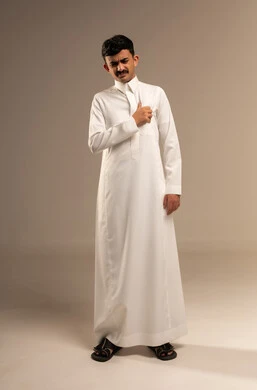 اضطرابات وأمراض قلبية, الشعور في زيادة معدل ضربات القلب, الإحساس بذبحة صدرية, التعب والإرهاق والضغوطات النفسية, بورتريه لشاب مراهق عربي خليجي سعودي يرتدي ازي التقليدي يضع يده على صدره بإيماءات الألم, خلفية رمادية