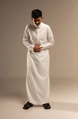 الإحساس بالمغص والوجع،  الشعور بحرقة في المعدة وعسر الهضم، بورتريه لرجل عربي خليجي سعودي يرتدي الزي التقليدي يضع يده على بطنه ينحني من شدة الألم، إيماءات التقيؤ والغثيان، خلفية رمادية