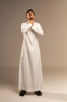 الاختناق والشعور بضيق التنفس، إيماءات الانزعاج الشديد والمعاناة، بورتريه لرجل عربي خليجي سعودي يرتدي الزي التقليدي يضع يديه حول عنقه في محاولة لخنق نفسها، خلفية رمادية