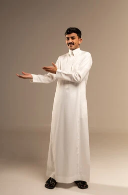 إشارات يد تدل على الترحيب، حسن الاستقبال والضيافة، بورتريه لشاب سعودي  يرتدي الزي التقليدي تظهر عليه علامات الفرح والسرور، ابتسامة لطيفة تدل على المحبة، خلفية رمادية