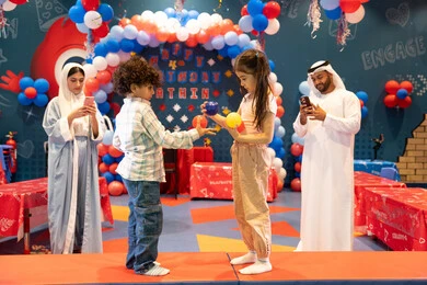 عائله عربيه خليجيه اماراتيه تستمتع باللعب فى مدينة الملاهي ، تلعب بالكور الملونه ، دمج التقنيات المتطوره فى الحياه اليوميه،  المراكز الترفيهيه المسلية في الامارات العربية،استخدام الجوال فى توثيق اللحظات التذكاريه ، مفهوم التسلية والترفيه، مشاعر المتعة والفرح، قضاء أوقات سعيده في أرض المرح